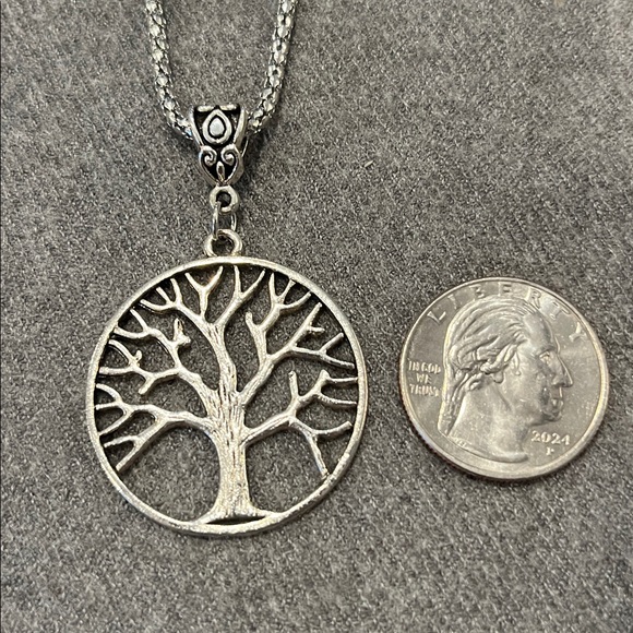 🌻3/$15 Silvertone Tree of Like Necklace with Hoop Earrings - Picture 3 of 6